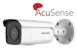Weiße Überwachungskamera von Hikvision, Modell AcuSense, an einer Wandhalterung, mit einem roten Logo des Markenzeichens oben rechts.