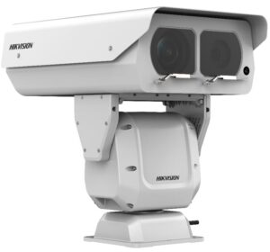 Eine Überwachungskamera von Hikvision mit zwei Linsen, montiert auf einem stabilen schwenkbaren Sockel, in einem robusten weißen Gehäuse.