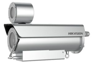 Industriekamera von Hikvision in einem metallischen Zylindergehäuse, ausgestattet mit Wetterschutzabdeckung.
