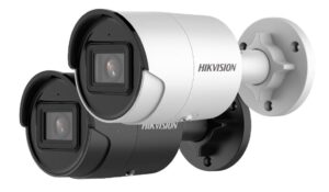 Zwei Überwachungskameras von Hikvision, eine in Schwarz und die andere in Weiß, montiert auf einer Wandhalterung, mit deutlich sichtbaren Linsen.