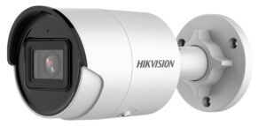 Weiße Überwachungskamera von Hikvision mit einem zylindrischen Gehäuse, montiert an einer Wandhalterung.