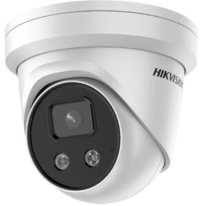 Weiße Überwachungskamera von Hikvision mit abgerundetem Gehäuse und Linse auf schwarzem Hintergrund.