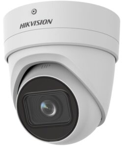 Eine weiße Dome-Überwachungskamera mit der Aufschrift 'HIKVISION'.