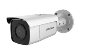 Eine weiße Überwachungskamera der Marke Hikvision, montiert auf einer Wandhalterung.