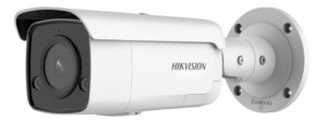 Weiße Überwachungskamera der Marke Hikvision, an einer Wandhalterung montiert.