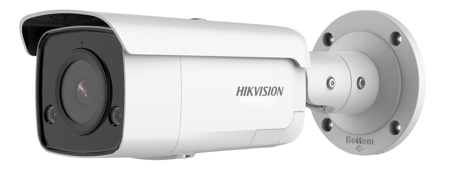Weiße Überwachungskamera der Marke Hikvision, an einer Wandhalterung montiert.