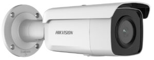 Überwachungskamera von Hikvision, montiert an einer Wandhalterung, mit schwarzem Objektiv und Wetterschutzabdeckung.