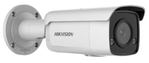 Weiße Überwachungskamera von Hikvision mit zylindrischem Gehäuse und abgebildetem Firmenlogo, an einer kreisförmigen Montageplatte befestigt.