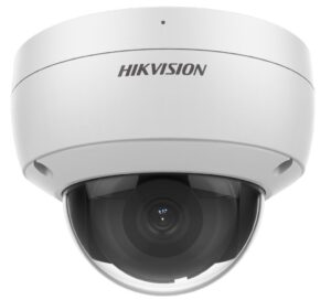 Eine weiße Überwachungskamera der Marke Hikvision mit halbkugelförmigem Design und schwarzem Sichtfenster.