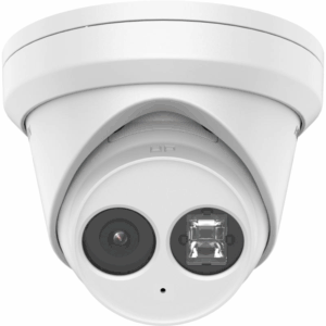 Nahaufnahme einer weißen Überwachungskamera mit einer Kuppelform und einem Objektiv sowie einem Infrarotsensor.