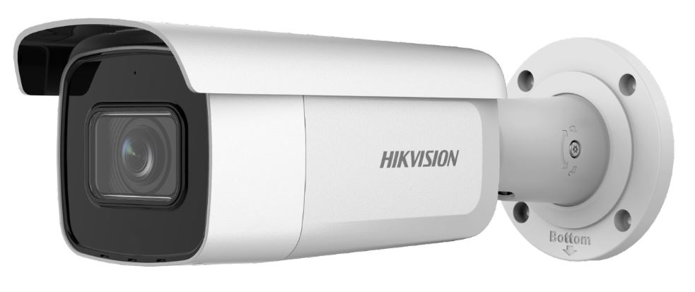Überwachungskamera von Hikvision in einem weißen Gehäuse, montiert an einer Wandhalterung.