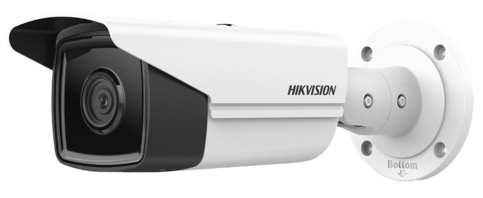 Eine weiße Überwachungskamera der Marke Hikvision mit zylindrischem Gehäuse und an der Wand montiertem Halter.