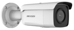 Weiße Überwachungskamera der Marke Hikvision in zylindrischer Form, an einer Wandhalterung angebracht.