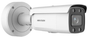 Eine weiße Überwachungskamera der Marke Hikvision mit zylindrischem Gehäuse und rechteckiger Frontansicht, die an einer runden Halterung befestigt ist.