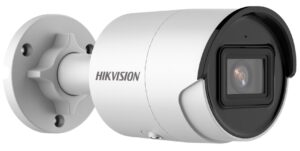 Weiße Überwachungskamera von Hikvision mit einem zylindrischen Gehäuse und rechteckigem Objektiv, an einer Wandhalterung montiert.