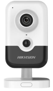 Weiße Überwachungskamera des Modells Hikvision mit einer zweifarbigen Vorderseite und einem runden Objektiv, montiert auf einem Sockel.
