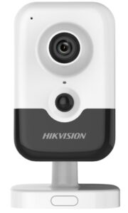 Kleine, weiße Überwachungskamera von Hikvision mit schwarzem Vorderteil und einem Standfuß.