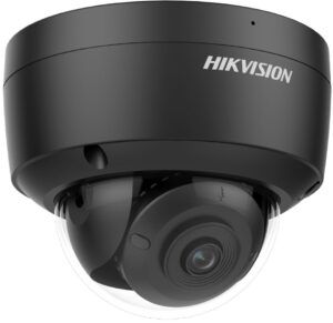 Eine schwarze Sicherheitskamera mit der Aufschrift "Hikvision" oberhalb des Objektivs, montiert in einer Schutzabdeckung.