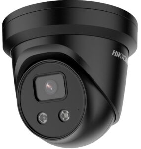 Eine schwarze Überwachungskamera von Hikvision mit abgerundetem Gehäuse und zwei Linsen.