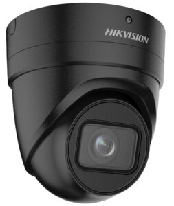 Eine schwarze Sicherheitskamera der Marke Hikvision mit einem gewölbten Gehäuse und einer linseartigen Struktur im Vordergrund.