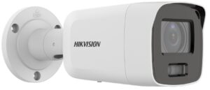 Weiße Hikvision-Überwachungskamera mit zylindrischem Gehäuse und großem Objektiv, montiert an einer runden Wandhalterung.