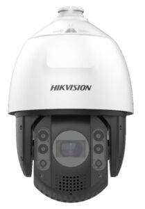 Weiße Überwachungskamera von Hikvision mit schwarzem unteren Teil und mehrfachem Linsen-Layout.