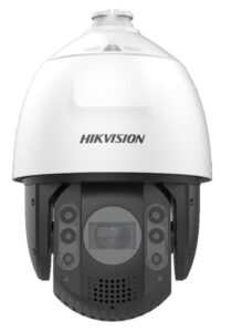 Weiße Überwachungskamera der Marke Hikvision mit schwarzem Kamerabereich und mehreren Linsen und Sensoren.