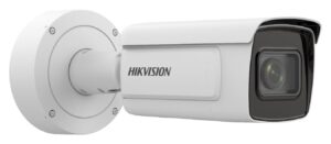 Eine weiße Überwachungskamera der Marke Hikvision mit einem schwenkbaren Arm, befestigt an einer runden Wandhalterung.