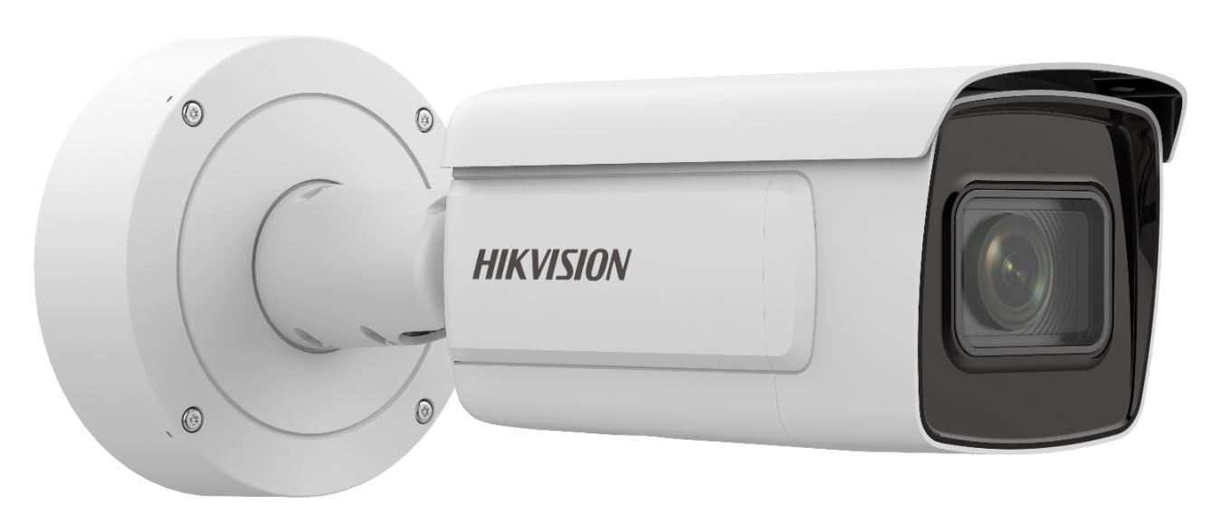Eine weiße Überwachungskamera der Marke Hikvision, montiert an einer runden Wandhalterung, mit einem rechteckigen Gehäuse und einem sichtbaren Objektiv auf der Vorderseite.
