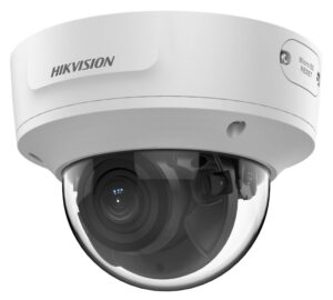 Weiße Sicherheitskamera der Marke Hikvision mit halbkugelförmigem transparentem Gehäuse und sichtbarem Objektiv.
