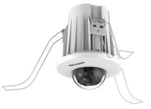 Weiße Sicherheitskamera von Hikvision mit schwarzer Kuppel und Kabeln zur Befestigung, aus einem Winkel von unten fotografiert.