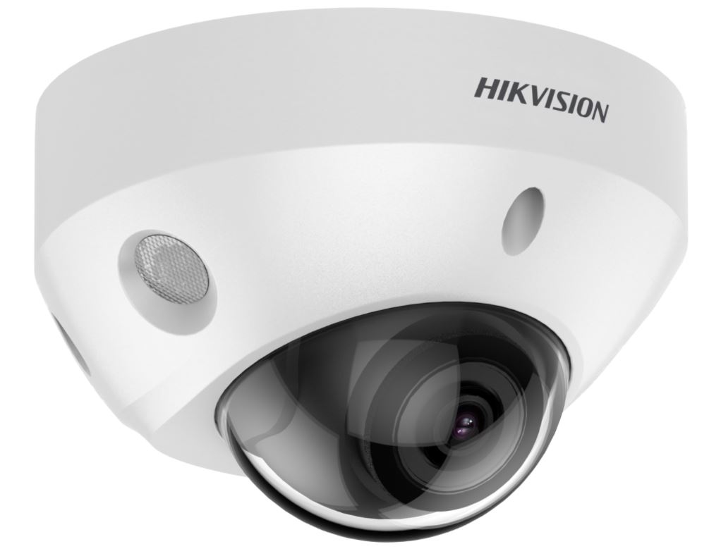 Eine weiße Dome-Überwachungskamera der Marke Hikvision mit einer transparenten Kuppel und einem sichtbaren Objektiv.