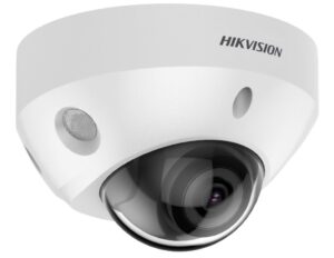 Weiße Dome-Überwachungskamera der Marke Hikvision mit gewölbtem Glas und erkennbarer Linse.