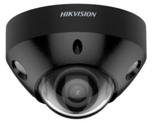 Nahaufnahme einer schwarzen Hikvision Überwachungskamera mit einer halbkugelförmigen Linse.