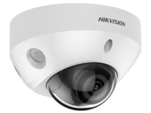 Weiße Kuppelüberwachungskamera der Marke Hikvision mit einer transparenten Kuppel und einem sichtbaren Objektiv.