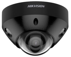 Nahaufnahme einer schwarzen Hikvision Überwachungskamera mit kuppelförmigem Objektiv und mehreren eingebauten Mikrofonen.
