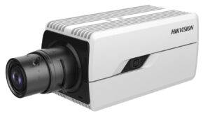 Eine weiße Überwachungskamera mit einem schwarzen Objektivgehäuse und der Aufschrift 'Hikvision'.