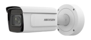 Weiß-graue Überwachungskamera von Hikvision mit wetterfestem Gehäuse, montiert an einer runden Wandhalterung.