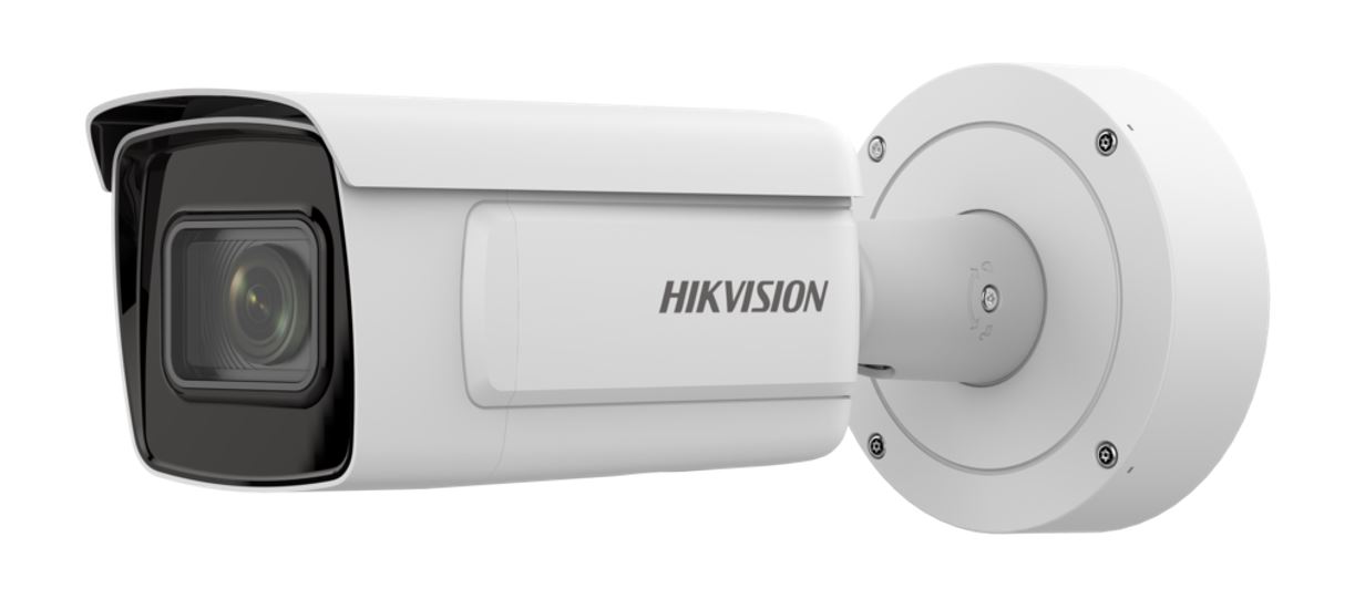 Eine weiße Überwachungskamera von Hikvision mit einem zylindrischen Gehäuse und einem rechteckigen Objektivaufsatz, montiert an einer runden Basis.