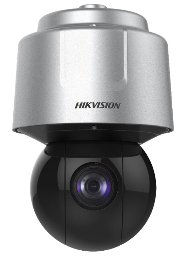 Eine Überwachungskamera von Hikvision mit einem kugelförmigen schwarzen Kameraelement unter einem silbernen Gehäuse.