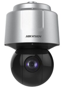 Eine silberne und schwarze Überwachungskamera der Marke Hikvision mit einer kuppelförmigen Linse.