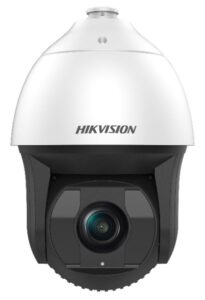 Nahaufnahme einer schwarz-weißen Überwachungskamera von Hikvision mit einem schwenkbaren Objektiv.