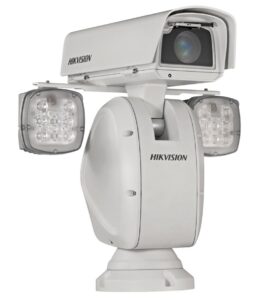 Weiße Hikvision-Kamera mit zwei LED-Lichtern an den Seiten, montiert auf einem schwenkbaren Standfuß.
