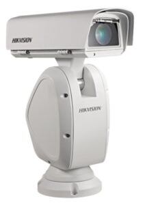 Weiße Überwachungskamera von Hikvision mit motorisierter Drehfunktion und schützendem Gehäuse.