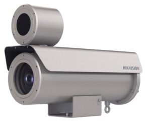 Graue Überwachungskamera von Hikvision in einem zylindrischen Gehäuse mit großem Objektiv und zusätzlichem kleineren Gehäuse oben.