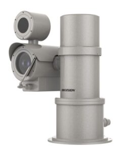 Metallische Überwachungskamera mit zylindrischem Gehäuse von Hikvision, ausgestattet mit zwei runden Linsen.