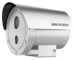 Metallische Überwachungskamera von Hikvision mit abgerundeten Kanten und Schutzdach, auf einem Montagesockel befestigt.