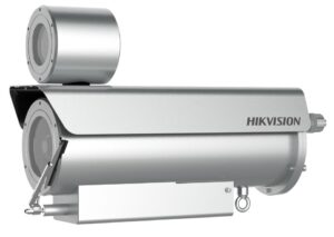 Silberne Überwachungskamera mit einem markanten Gehäuse, versehen mit der Aufschrift 'HIKVISION'.