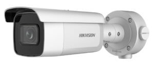 Eine große, weiß-silberne Überwachungskamera von Hikvision mit stabilem Gehäuse und Halterung, geeignet für Außenmontage.