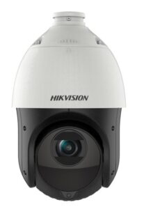 Nahaufnahme einer Überwachungskamera der Marke Hikvision mit weißem oberen Gehäuse und schwarzem unteren Teil, das das Kameramodul enthält.